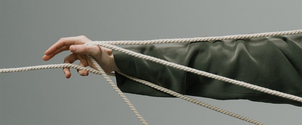 hand with ropes
